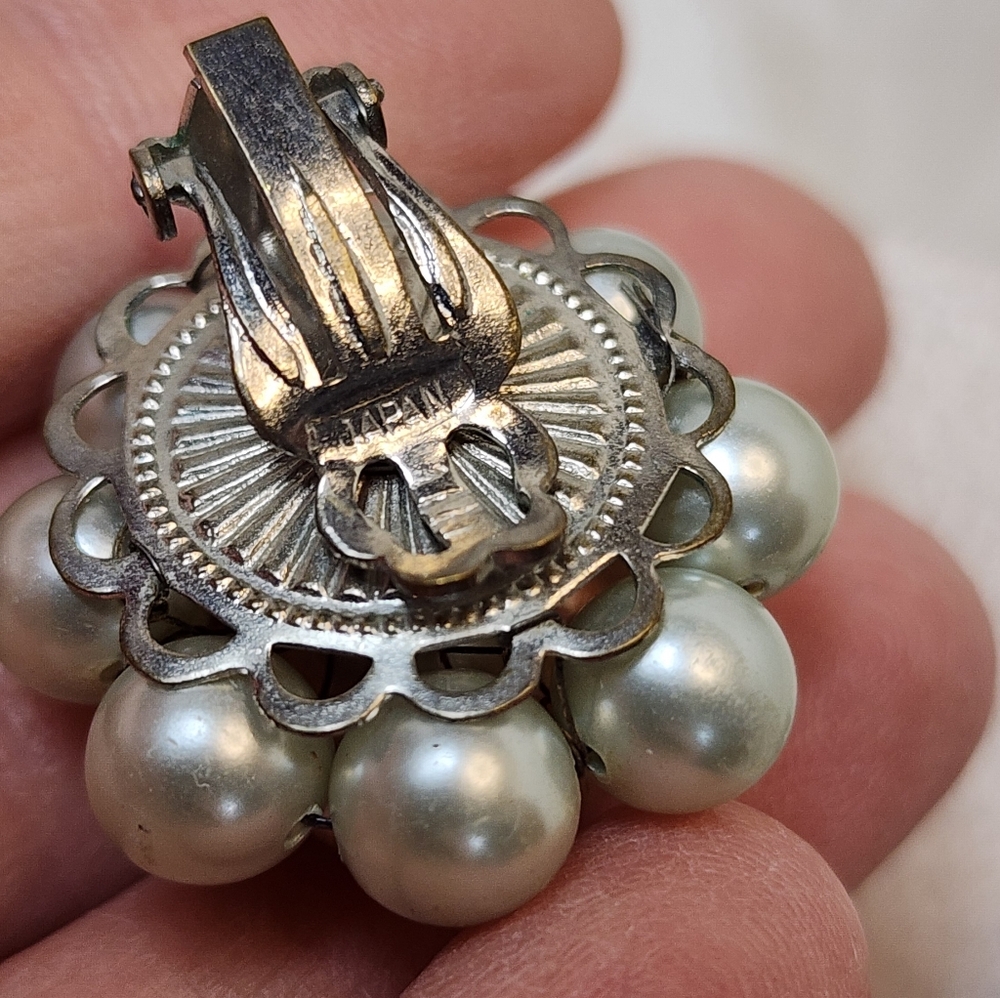 VINTAGE JAPAN FAUX PEARL CLUSTER CLIP ON EARRINGS GOLD TONE - Picture 4 of 7